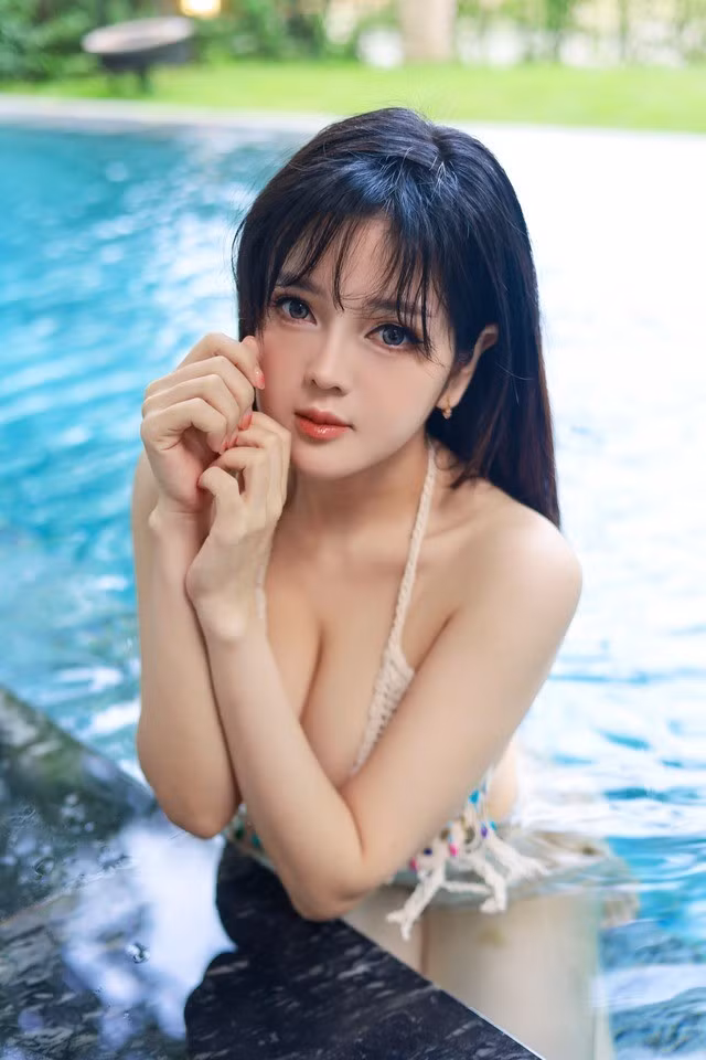 Với nhan sắc được cho là đẳng cấp của hot girl từng "thống trị" làng game nói chung và cộng đồng streamer Việt nói riêng, Trang Bít Tết gây ấn tượng mạnh mẽ mỗi lần xuất hiện trong trang phục gợi cảm nhưng không kém phần tinh tế.