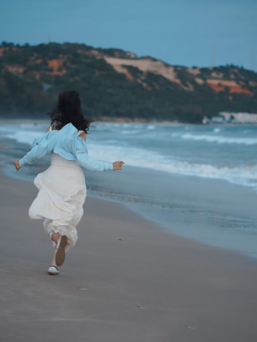 Không còn hình ảnh cá tính, mạnh mẽ gắn liền với biệt danh “boxing girl”, nữ diễn viên xuất hiện với phong cách nhẹ nhàng, nữ tính, mang đến cảm giác bình yên và sâu lắng. Loạt ảnh nhanh chóng nhận về nhiều lời khen ngợi bởi nhan sắc ngày càng mặn mà, đằm thắm của Khả Ngân.