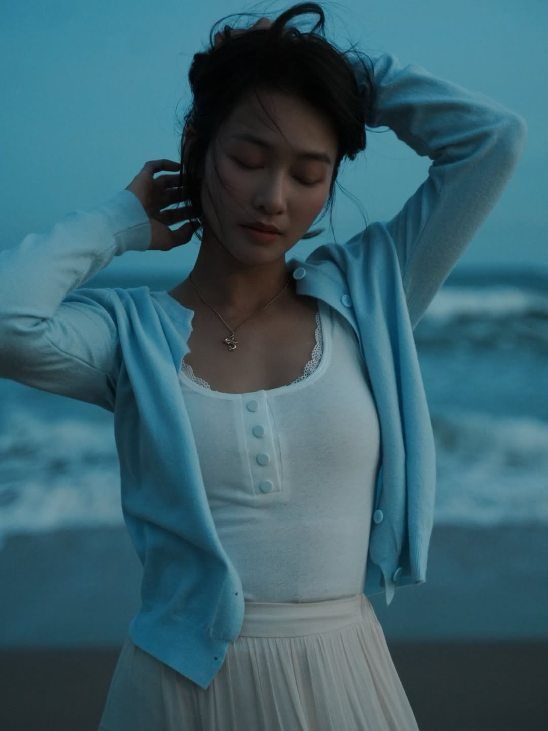 Từ cô gái boxing mạnh mẽ đến hình ảnh người phụ nữ dịu dàng, đằm thắm trong loạt ảnh cuối năm, Khả Ngân cho thấy sự linh hoạt và trưởng thành trong phong cách lẫn tư duy nghệ thuật. Nhan sắc ngày càng thăng hạng, cùng sự nghiêm túc với diễn xuất, giúp cô giữ vững vị trí là một trong những gương mặt nữ được yêu mến của màn ảnh Việt.