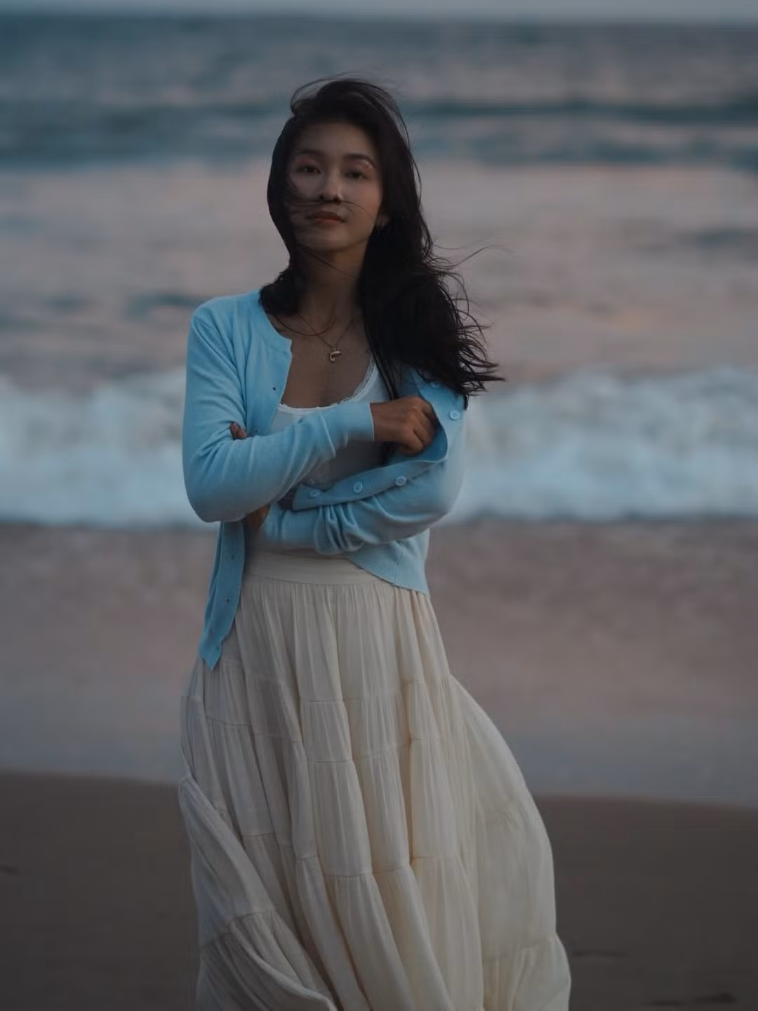 Không dừng lại ở danh xưng hot girl, Khả Ngân sớm chuyển hướng sang diễn xuất. Từ năm 2014, cô bắt đầu tham gia các dự án phim điện ảnh và truyền hình như Lật mặt 2, Cao thủ ẩn danh, 100 ngày bên em. Dù những vai diễn đầu tiên còn gây tranh luận, nữ diễn viên luôn cho thấy sự nghiêm túc, nỗ lực học hỏi để hoàn thiện bản thân.