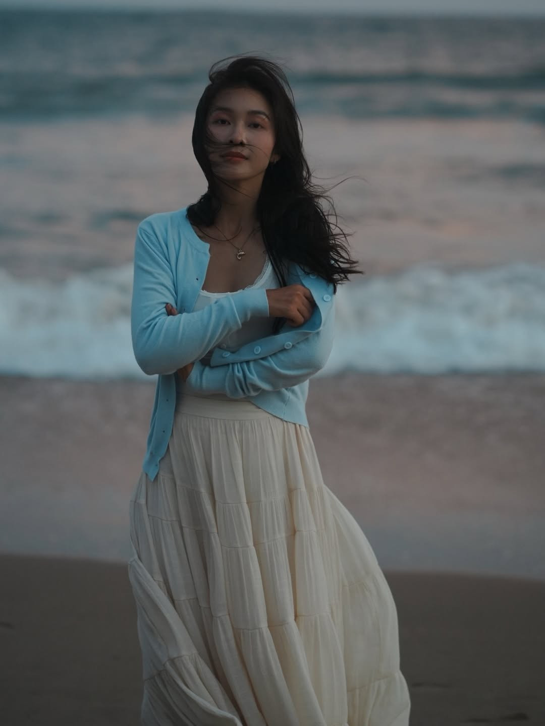 Không dừng lại ở danh xưng hot girl, Khả Ngân sớm chuyển hướng sang diễn xuất. Từ năm 2014, cô bắt đầu tham gia các dự án phim điện ảnh và truyền hình như Lật mặt 2, Cao thủ ẩn danh, 100 ngày bên em. Dù những vai diễn đầu tiên còn gây tranh luận, nữ diễn viên luôn cho thấy sự nghiêm túc, nỗ lực học hỏi để hoàn thiện bản thân.