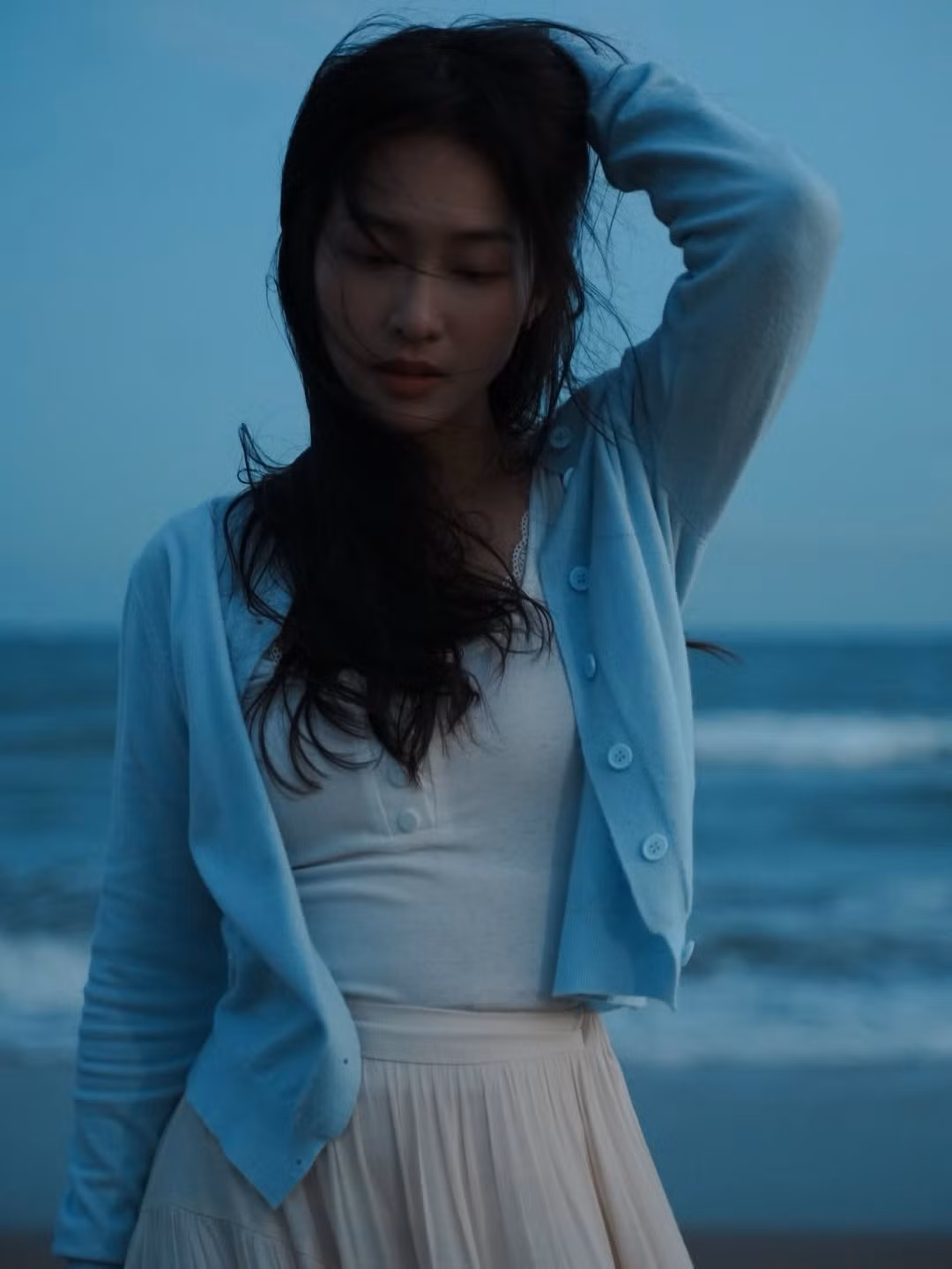 Không cần trang điểm cầu kỳ, vẻ đẹp tự nhiên của nữ diễn viên vẫn đủ khiến người đối diện phải dừng lại ngắm nhìn. Nhiều khán giả nhận xét, Khả Ngân ở thời điểm hiện tại mang vẻ đẹp chín chắn hơn, đằm thắm nhưng vẫn giữ được nét trong sáng vốn có.