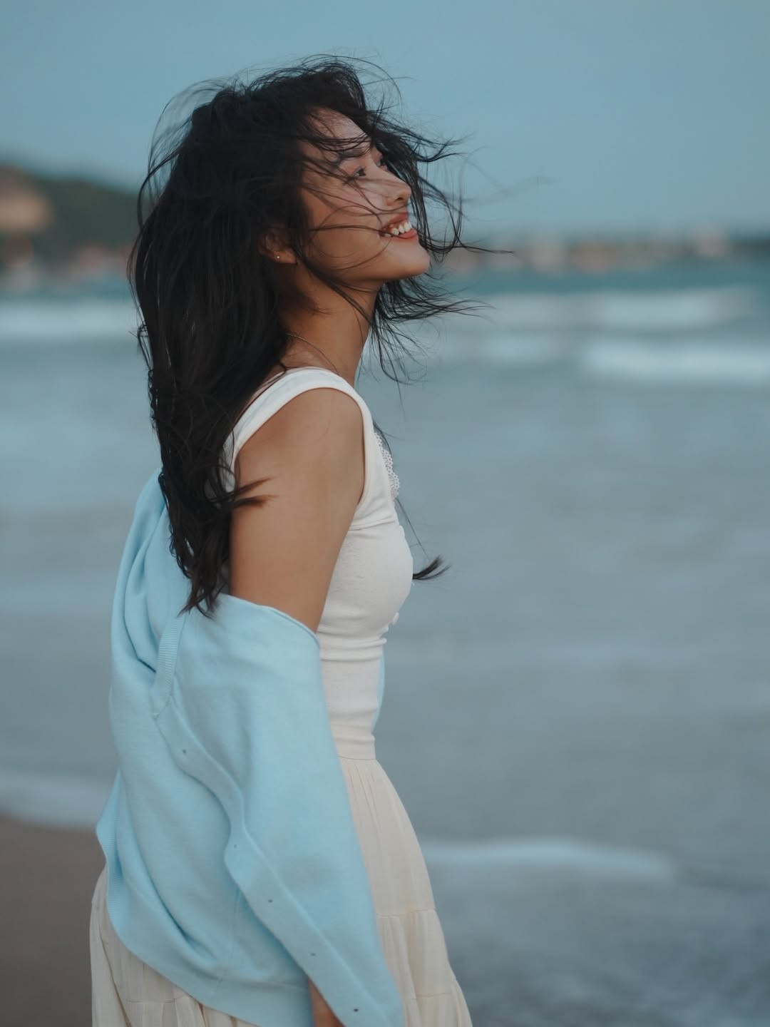 Cụ thể, Khả Ngân có viết: 'Ngày mát trời kết thúc năm lặng lẽ. Nó không dễ dàng, và nó không phải là ánh sáng, nhưng bằng cách nào đó tôi đã vượt qua được. Tất cả những gì tôi muốn bây giờ là bình yên, một chút may mắn, và một kết thúc bình tĩnh cho năm nay.' (PV dịch).