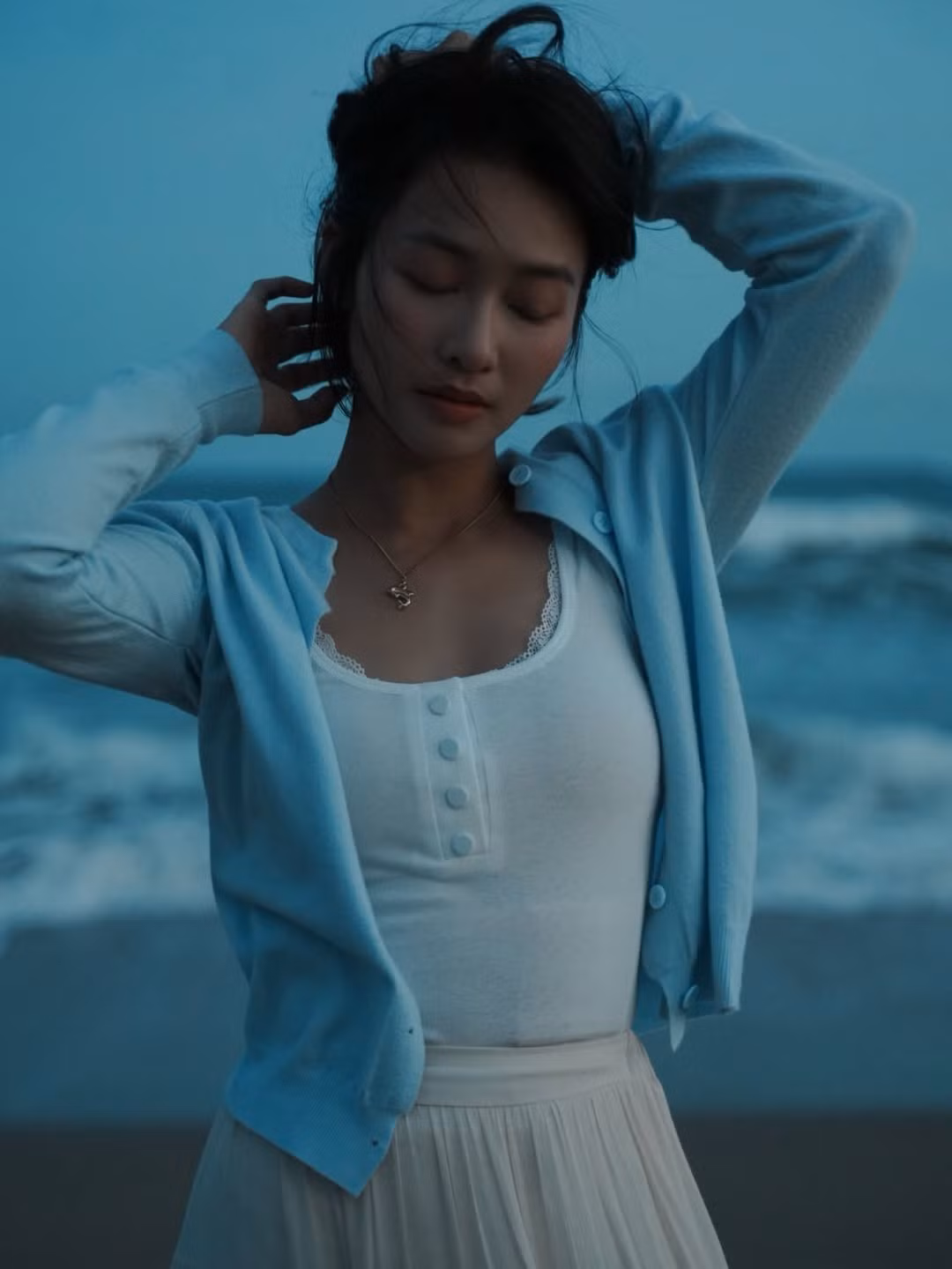 Từ cô gái boxing mạnh mẽ đến hình ảnh người phụ nữ dịu dàng, đằm thắm trong loạt ảnh cuối năm, Khả Ngân cho thấy sự linh hoạt và trưởng thành trong phong cách lẫn tư duy nghệ thuật. Nhan sắc ngày càng thăng hạng, cùng sự nghiêm túc với diễn xuất, giúp cô giữ vững vị trí là một trong những gương mặt nữ được yêu mến của màn ảnh Việt.