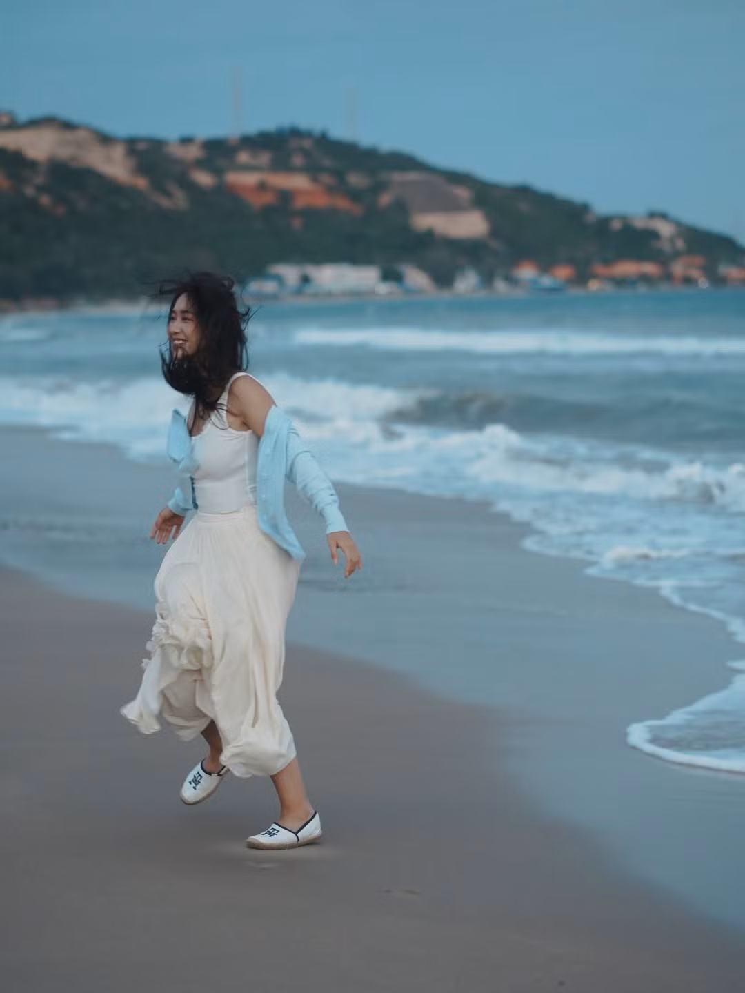 Ở những góc chụp cận, gương mặt xinh đẹp của Khả Ngân càng trở nên nổi bật. Các đường nét thanh tú, nụ cười tươi nhẹ cùng ánh mắt hiền hòa tạo cảm giác gần gũi, trong trẻo.