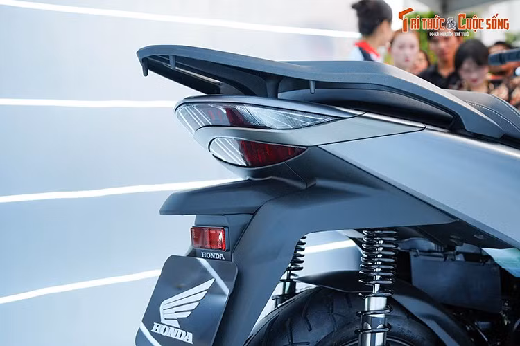 Bằng việc kết nối bluetooth qua ứng dụng My Honda+, khách hàng có thể xem toàn bộ thông tin xe như tình trạng vận hành, lịch sử sửa chữa, bảo dưỡng, bảo hành, tiêu hao nhiên liệu, lịch sử đỗ xe và các tin tức sự kiện của HVN. Công nghệ này còn hỗ trợ gửi thông điệp về ngày có sự kiện đặc biệt của khách hàng tới màn hình trên mặt đồng hồ khi cài đặt ngày này trên ứng dụng.