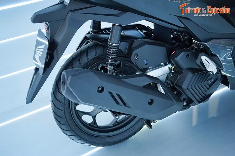 Honda cho biết phần khung và hệ thống giảm xóc được cải tiến giúp xe ổn định hơn khi tăng tốc hoặc ôm cua. Khoang chứa đồ của mẫu xe này dù không nổi bật như "đàn anh" Lead nhưng vẫn thuộc nhóm lớn nhất phân khúc, đủ để chứa mũ bảo hiểm cả đầu cùng nhiều vật dụng cá nhân.