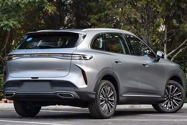 Thân xe giữ dáng mạnh mẽ và cân đối, tay nắm cửa thiết kế bán ẩn giúp tăng tính khí động học. Ở phía sau, dải đèn LED chạy ngang cùng cản sau thiết kế mới giúp xe nổi bật hơn, tùy chọn giữa ống xả kép hoặc ống xả ẩn tùy phiên bản.