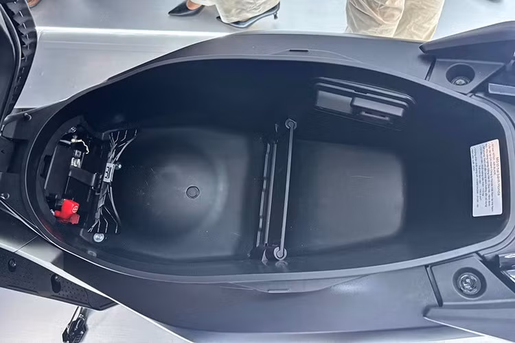 Trên Air Blade 160/125 thế hệ mới, cổng sạc USB trong hộc đựng đồ dưới yên được nâng cấp lên loại C kèm nắp chống nước, giúp việc sạc các thiết bị điện tử cá nhân trở nên an toàn và nhanh chóng.