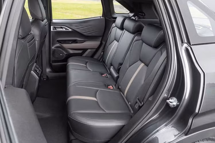 Điểm khác biệt cơ bản giữa Mitsubishi XForce HEV và bản tiêu chuẩn nằm ở hệ truyền động hybrid e:Motion. Đây là hệ thống tương tự trên Xpander HEV và Xpander Cross HEV đã ra mắt tại Thái Lan năm 2024.