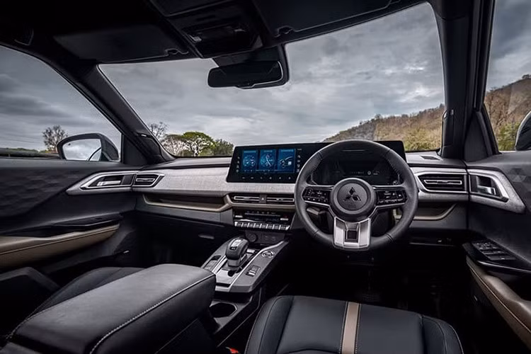 Bên trong khoang lái, thiết kế không có nhiều thay đổi so với các mẫu XForce tiêu chuẩn. Sự khác biệt chủ yếu đến từ cần số điện tử và giao diện hiển thị mới dành riêng cho hệ thống hybrid. Các trang bị tiện nghi như hệ thống âm thanh Yamaha, kết nối không dây Apple CarPlay và Android Auto vẫn được giữ nguyên.