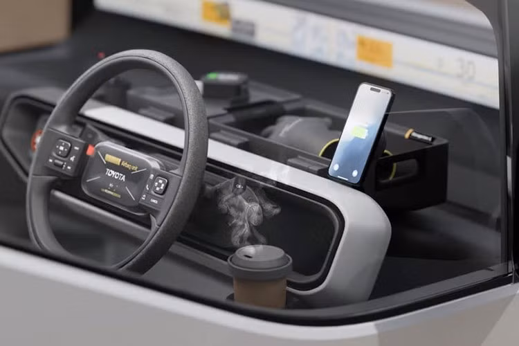 Hệ thống mô-đun cũng cho phép tùy chỉnh nội thất và các bộ phận ngoại thất theo nhiều cách khác nhau để phù hợp với nhiều nhu cầu khác nhau. Bên trong, mọi thứ đều rất tiện dụng, với táp-lô đơn giản chứa các nút điều khiển cho các chức năng chính như chọn số và điều hòa không khí.