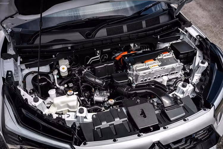 Mitsubishi cho biết hệ thống hybrid trên XForce HEV đã được nâng cấp từ Xpander HEV, với hộp số hai cấp hoàn toàn mới giúp cải thiện hiệu suất truyền động cùng với chức năng ngắt kết nối động cơ điện khỏi trục truyền động ở tốc độ cao. Nâng cấp này giúp xe đạt hiệu suất năng lượng tốt hơn với mức tiêu hao nhiên liệu trung bình khoảng 4,09 lít/100 km.