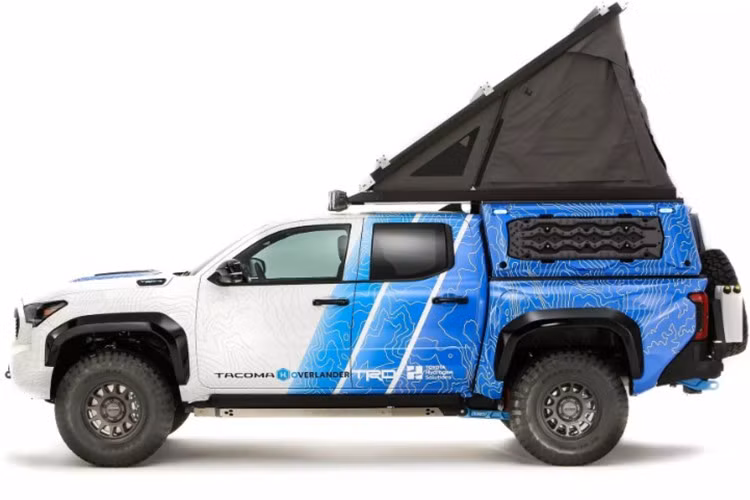 Bên cạnh đó, Tacoma H2 còn có khả năng cung cấp điện cho một căn nhà nhỏ ngoài lưới điện hoặc sạc đồng thời hai xe điện khác. Dù chuyển sang hệ truyền động mới, Tacoma H2 Overlander vẫn duy trì tinh thần địa hình vốn có.