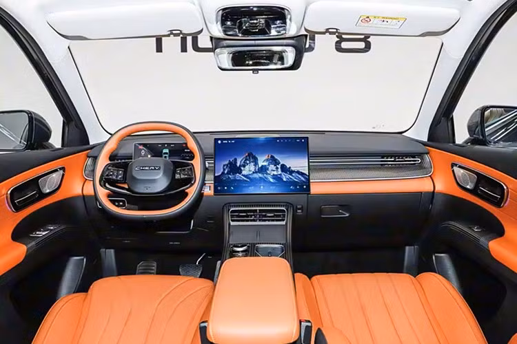 Kích thước tổng thể Dài x Rộng x Cao của xe đạt 4.749 x 1.880 x 1.710mm, chiều dài cơ sở 2.825mm hứa hẹn mang lại không gian nội thất rộng rãi cho gia đình.