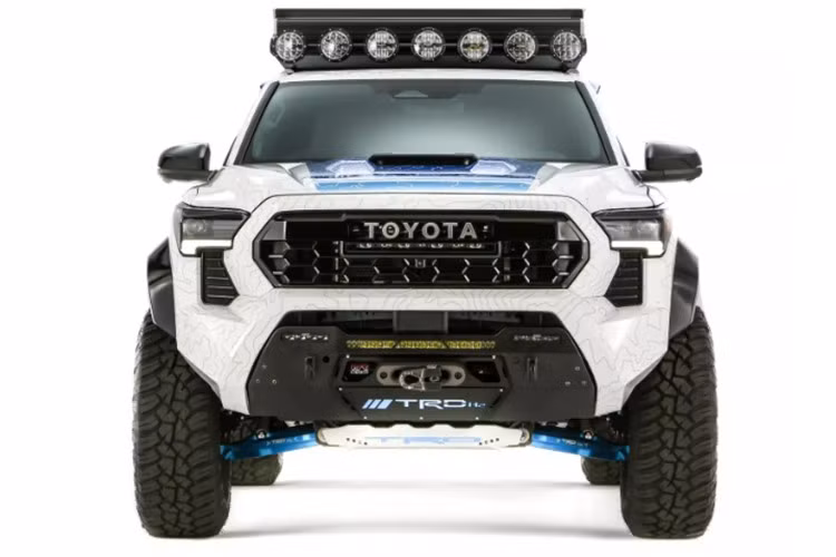 Bán tải Toyota Tacoma H2 Overlander được xem là một trong những dự án táo bạo nhất của hãng xe Nhật, khi lần đầu tiên đưa công nghệ hydro ứng dụng trên một mẫu xe địa hình cỡ trung, thay vì các dòng sedan hay SUV đô thị.