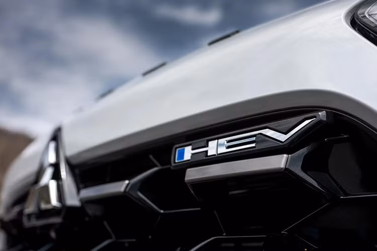 Điểm khác biệt duy nhất là khoảng sáng gầm xe 183 mm, thấp hơn so với 222 mm trên các mẫu Xforce thông thường. Tuy nhiên, XForce HEV vẫn có một số điểm khác biệt nhỏ so với phiên bản tiêu chuẩn.