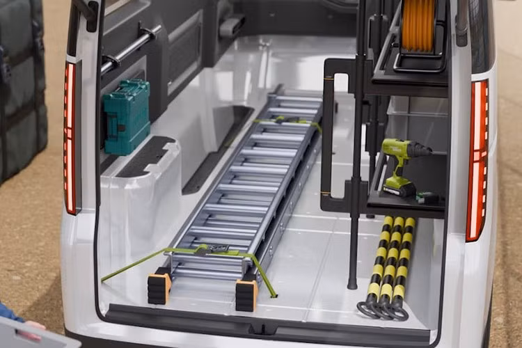 Vô lăng hai chấu tích hợp nhiều nút điều khiển hơn, trong khi ở phía trước bảng điều khiển là màn hình toàn chiều rộng trông không được tiện dụng cho lắm so với màn hình cảm ứng.Toàn bộ không gian màn hình này có thể được sử dụng với một ứng dụng đi kèm để hiển thị các thông tin bổ sung như định vị hoặc chi tiết giao hàng.