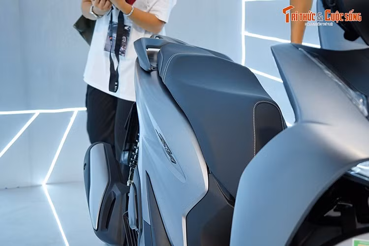 Khẳng định vị thế dẫn đầu của dòng xe tay ga cao cấp, SH160i được trang bị hàng loạt những tính năng tiên tiến độc quyền. Nhằm mang đến sự tiện nghi tối ưu cho người sử dụng, xe tiếp tục được trang bị công nghệ bluetooth kết nối với điện thoại thông minh, với tính năng mới là cảnh báo xe sắp hết nhiên liệu.