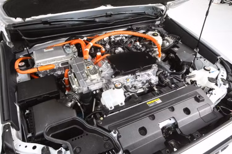 Điểm đặc biệt nhất trên xe chính là hệ truyền động. Toyota trang bị cho Tacoma H2 Overlander hai mô-tơ điện cho tổng công suất 547 mã lực, kết hợp với pin lithium-ion 24,9 kWh và bộ pin nhiên liệu Mirai. Hệ thống gồm ba bình chứa hydro áp suất cao, được bố trí trong khung gầm nhằm tối ưu không gian và độ an toàn.