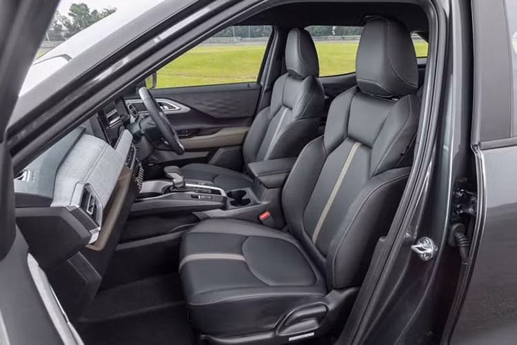 Về công nghệ an toàn, Mitsubishi XForce HEV được trang bị gói hỗ trợ lái Diamond Sense, bao gồm kiểm soát hành trình thích ứng, phanh khẩn cấp tự động, cảnh báo phương tiện cắt ngang phía sau và nhiều tính năng khác. Xe có 6 túi khí, hệ thống camera 360 độ cùng các cảm biến hỗ trợ đỗ xe.