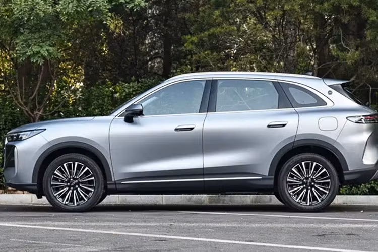 Tiggo 8 thế hệ mới mang đến hai lựa chọn diện mạo đầu xe khác biệt. Phiên bản đầu tiên sử dụng lưới tản nhiệt đa giác viền chrome, mang nét sang trọng và hướng đến khách hàng gia đình. Trong khi đó, phiên bản thể thao sở hữu lưới tản nhiệt dạng tổ ong, mang lại diện mạo trẻ trung, năng động hơn.