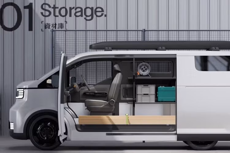 Toyota cũng tận dụng mặt trên táp-lô làm khu vực chứa các khay để đồ tiện dụng. Thậm chí xe còn có cả chỗ cắm sạc điện thoại với mục tiêu giúp người lái đọc các thông báo trên màn hình dễ dàng hơn hoặc sử dụng smartphone như màn hình phụ.