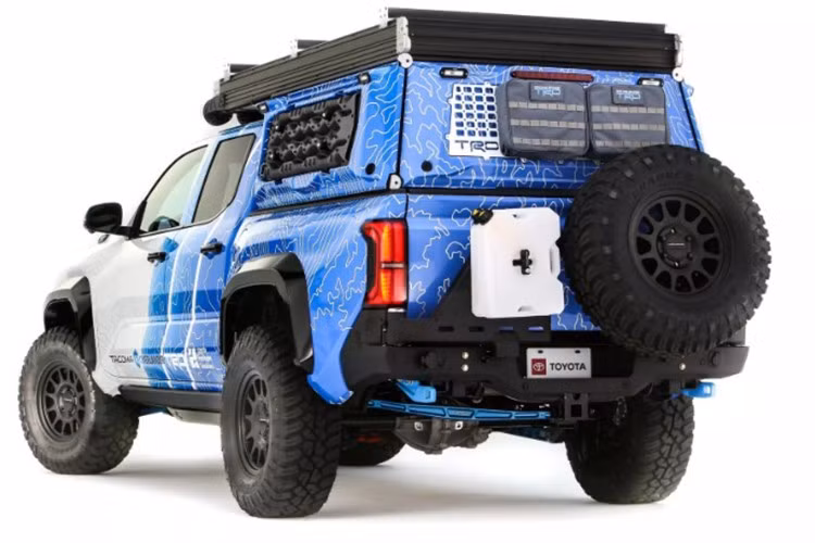 Nguồn năng lượng này giúp xe vận hành mà không thải ra bất kỳ khí CO₂ nào, chỉ tạo ra nước tinh khiết như sản phẩm phụ. Toyota thậm chí còn phát triển hệ thống thu hồi nước thải độc quyền, cho phép người dùng tận dụng nguồn nước này để rửa xe, tắm rửa hoặc sinh hoạt ngoài trời.