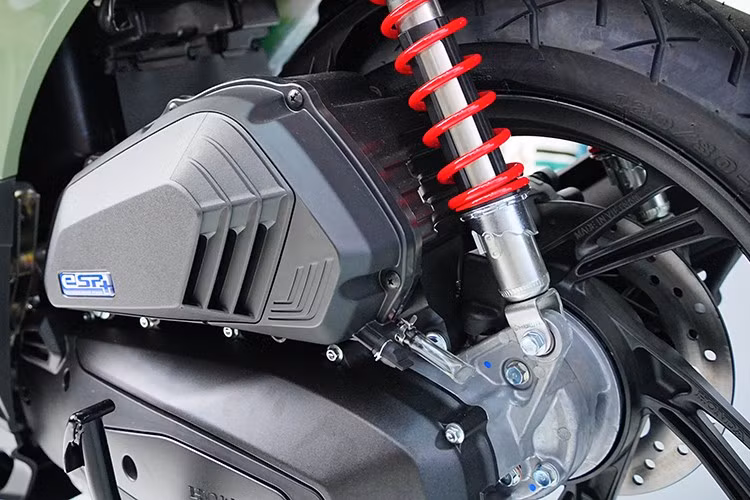 Lần đầu tiên trên phiên bản SH160i/125i lần này, hộc đựng đồ phía trước hoàn toàn mới được thiết kế với dung tích rộng rãi, cho phép người dùng dễ dàng cất giữ các vật dụng nhỏ. Đặc biệt, hộc đựng đồ còn được trang bị cổng sạc USB loại C tiện dụng, giúp sạc pin điện thoại nhanh chóng ngay trong quá trình di chuyển