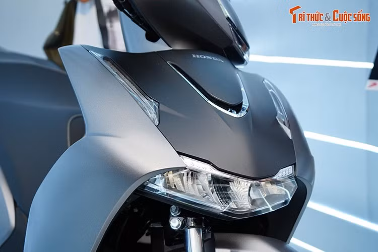 Thiết kế hoàn toàn mới lần này với bảng màu được bổ sung thêm sắc Xanh thời thượng từng được áp dụng trên mẫu xe SH350i, khẳng định phong thái thể thao đẳng cấp. Bên cạnh đó, màu Xám lịch lãm cùng màu Trắng mới thanh lịch, mang đến cho khách hàng sự lựa chọn đa dạng nhưng vẫn mang nét sang trọng của mỗi dải màu.