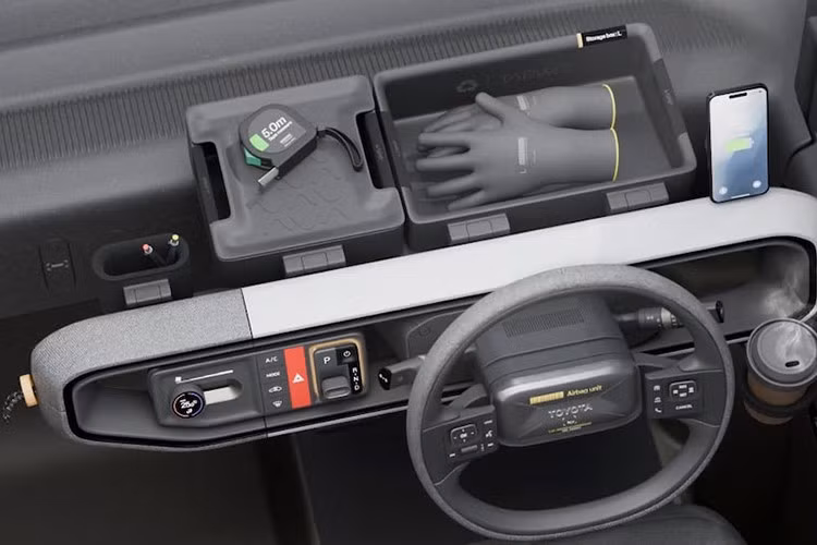 Một điểm khác biệt nữa so với Hiace ngày nay là việc không có trụ bên hông xe (bên trái với phiên bản chở hàng), giúp việc chất hoặc dỡ hàng hóa trở nên thuận tiện hơn rất nhiều khi cửa trước và cửa sau trượt đều mở.