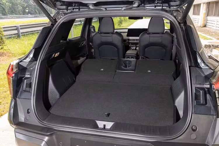 Cụ thể, Mitsubishi XForce HEV sử dụng động cơ 1.6L chu trình Atkinson kết hợp cùng pin 1.1kWh và một mô-tơ điện, cho tổng công suất 114 mã lực và mô-men xoắn 255Nm. Xe chỉ có hệ dẫn động cầu trước, đi kèm hộp số e-CVT.