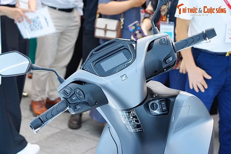 Bên cạnh những màu sắc mới thời thượng, diện mạo mới của SH160i/125i 2026 là tổng hòa của những đường nét thiết kế tinh tế. Cụm đèn trước được trang bị đồng bộ công nghệ LED hiện đại kế thừa từ mẫu xe SH350i đậm chất thể thao mạnh mẽ; cùng với thiết kế mới cao cấp, hài hoà cân đối với tổng thể thiết kế phía trước của xe.