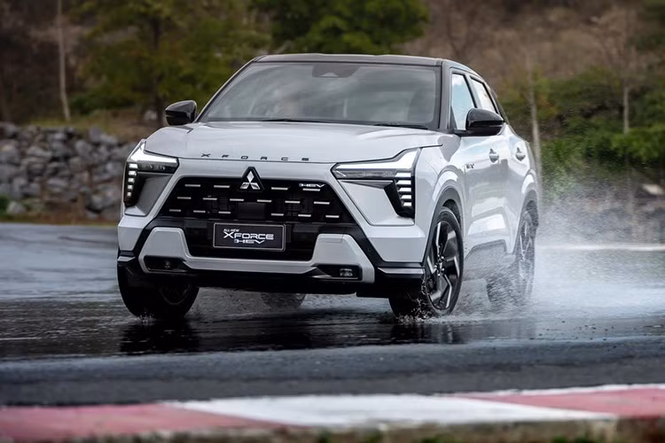 Mức giá xe Mitsubishi Xforce HEV 2026 cho ba phiên bản: Ignite, Ultimate và Ultimate X, dao động từ 899.000 đến 1.089.000 baht (tương đương từ 727 triệu đến 880 triệu đồng). Xe có 6 tùy chọn màu sơn ngoại thất, bao gồm trắng ngọc trai, bạc, xám, đen, vàng và đỏ.