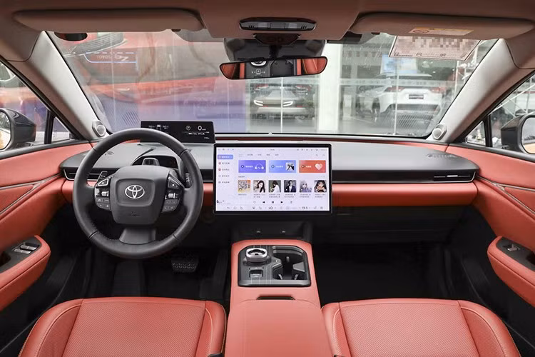 Khoang nội thất của Toyota bZ5 được thiết kế theo phong cách tối giản, tập trung vào trải nghiệm người dùng với màn hình điều khiển trung tâm 15,6 inch dạng nổi và cụm đồng hồ kỹ thuật số LCD sắc nét.