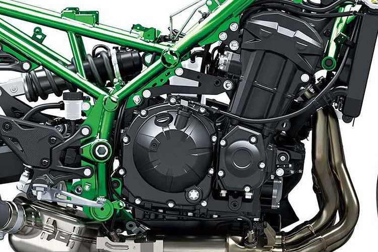 Sức mạnh của Kawasaki Z900 2025 đến từ động cơ 4 xy-lanh thẳng hàng, dung tích 948cc, làm mát bằng dung dịch, sản sinh công suất tối đa 123 mã lực và mô-men xoắn cực đại 97,4 Nm, kết hợp với hộp số 6 cấp cho khả năng vận hành ấn tượng trên nhiều địa hình.