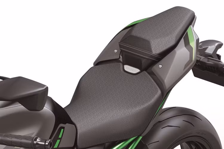 Xe cũng được trang bị hệ thống ga điện tử tích hợp chức năng ga tự động (cruise control), cùng với bộ đo lường quán tính IMU tiên tiến giúp kích hoạt các hệ thống an toàn như kiểm soát lực kéo khi vào cua và ABS khi vào cua.