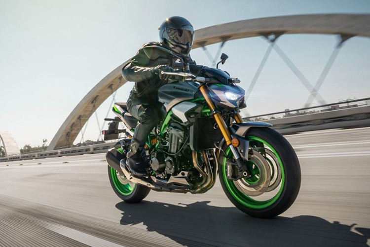 Sự phổ biến của mẫu xe Z900 nhà Kawasaki này xuất phát từ động cơ dung tích gần 1000cc, thiết kế động cơ 4 xy-lanh mạnh mẽ và mức giá hợp lý so với các đối thủ trong phân khúc.