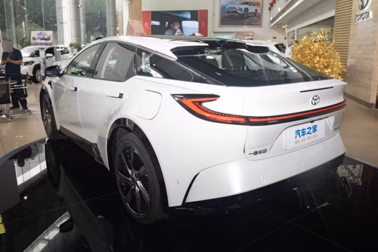 Không chỉ nội địa hóa các công nghệ cốt lõi như pin, động cơ điện và trí tuệ nhân tạo, Toyota còn bắt đầu tham gia cuộc đua giá khốc liệt với các đối thủ nội địa như BYD hay Aion. bZ5 được kỳ vọng sẽ là bước tiến quan trọng trong nỗ lực tái định vị Toyota tại thị trường xe điện lớn nhất thế giới.