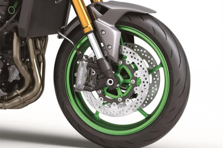 Mẫu xe vẫn sử dụng bộ vành hợp kim 17 inch với lốp Dunlop Sportmax và hệ thống treo gồm phuộc hành trình ngược ở phía trước cùng giảm xóc đơn ở phía sau. Hệ thống phanh của xe gồm hai đĩa ở bánh trước và một đĩa ở bánh sau, đảm bảo khả năng kiểm soát và phanh an toàn.