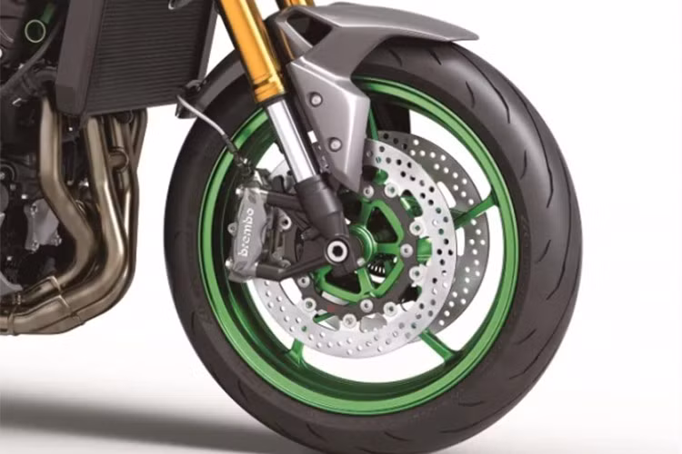 Mẫu xe vẫn sử dụng bộ vành hợp kim 17 inch với lốp Dunlop Sportmax và hệ thống treo gồm phuộc hành trình ngược ở phía trước cùng giảm xóc đơn ở phía sau. Hệ thống phanh của xe gồm hai đĩa ở bánh trước và một đĩa ở bánh sau, đảm bảo khả năng kiểm soát và phanh an toàn.