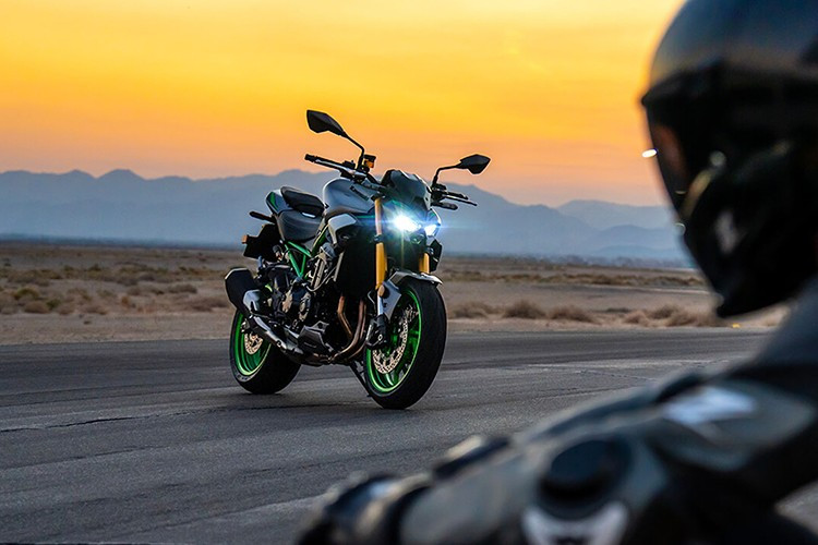 Mức giá xe Kawasaki Z900 2025 được bán với mức từ 9,52 lakh Rs (tương đương khoảng 289,5 triệu đồng) và giữ vị trí là một trong những chiếc naked bike 4 xy-lanh được ưa chuộng nhất ở Ấn Độ.