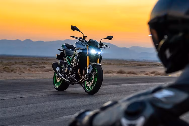 Mức giá xe Kawasaki Z900 2025 được bán với mức từ 9,52 lakh Rs (tương đương khoảng 289,5 triệu đồng) và giữ vị trí là một trong những chiếc naked bike 4 xy-lanh được ưa chuộng nhất ở Ấn Độ.