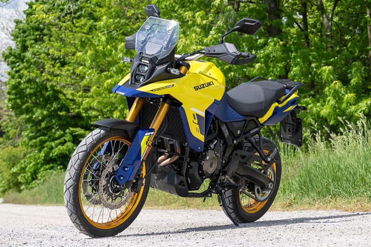 V-Strom 800DE là mẫu xe đa dụng duy nhất của Suzuki trong phân khúc xe hạng nặng và đã được đón nhận tích cực trên toàn thế giới. Với Suzuki V-Strom 800DE 2025 mới nâng cấp, Suzuki mang đến hệ truyền động được tinh chỉnh để đáp ứng các tiêu chuẩn khí thải mới nhất, cùng với các màu sắc hoàn toàn mới.