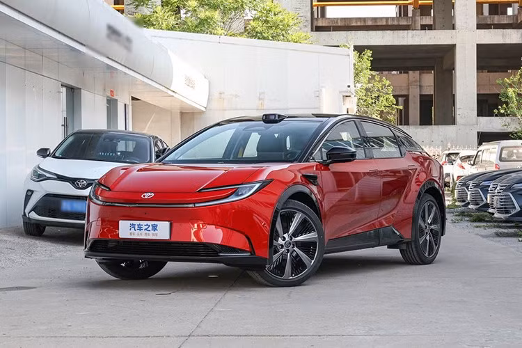 bZ5 là sản phẩm hợp tác giữa Toyota và FAW (First Auto Works), phát triển trên nền tảng e-TNGA chuyên biệt cho xe điện. Đáng chú ý, Toyota bZ5 2025 mới được trang bị bộ pin Blade nổi tiếng của BYD, cùng với động cơ điện công suất 268 mã lực do FinDreams - công ty con của BYD cung cấp.