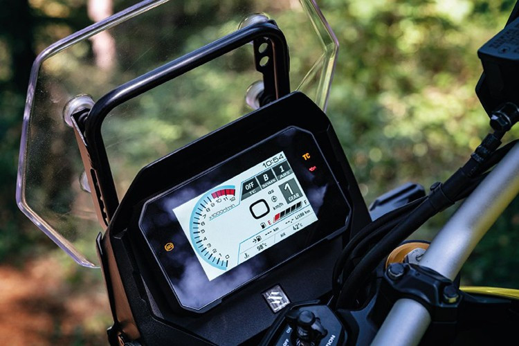 Tất cả ba màu đều mang vẻ ngoài bắt mắt, tươi mới và hứa hẹn sẽ thu hút khách hàng mục tiêu. Suzuki sẽ phân phối mẫu V-Strom 800DE 2025 thông qua các đại lý xe lớn của mình trên toàn quốc.