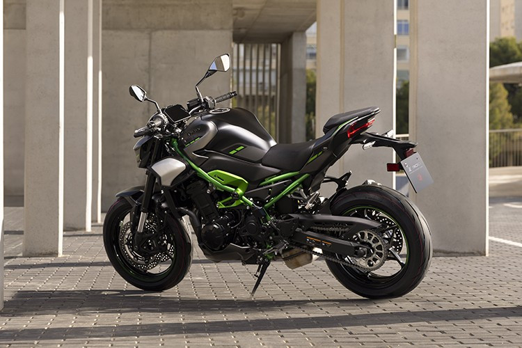 Ở phiên bản mới nhất, Kawasaki đã làm mới thiết kế của mẫu naked-bike Z900 theo phong cách “Sugomi”, tạo nên vẻ ngoài hiện đại, thể thao và dữ dằn hơn so với thế hệ cũ.