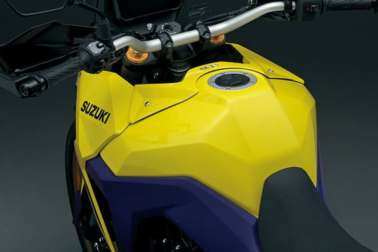 Các trang bị và linh kiện của xe vẫn giữ nguyên. V-Strom 800DE 2025 sở hữu bánh trước 21 inch và bánh sau 17 inch, phuộc trước hành trình ngược Hitachi Astemo, giảm xóc đơn phía sau,...