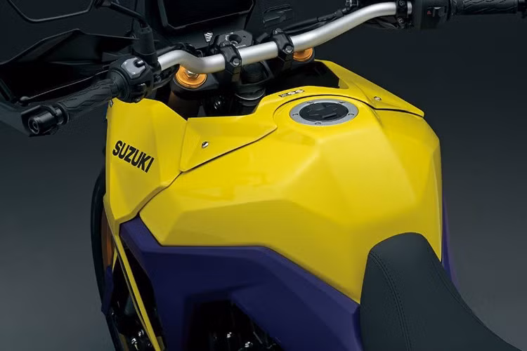 Các trang bị và linh kiện của xe vẫn giữ nguyên. V-Strom 800DE 2025 sở hữu bánh trước 21 inch và bánh sau 17 inch, phuộc trước hành trình ngược Hitachi Astemo, giảm xóc đơn phía sau,...