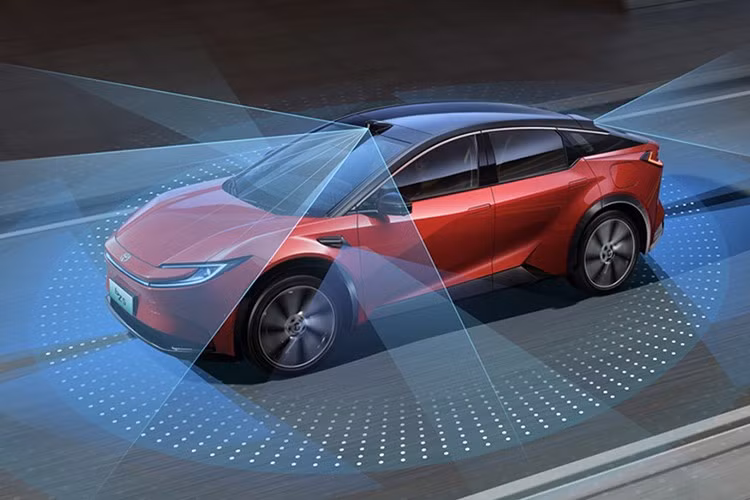 Về thiết kế, mẫu xe SUV điện Toyota bZ5 sở hữu kiểu dáng fastback hiện đại với phần đầu xe lấy cảm hứng từ hình dáng “cá mập đầu búa”. Xe được trang bị tay nắm cửa ẩn chìm, hệ thống đèn LED sắc nét và bộ mâm hợp kim kích thước 21 inch.